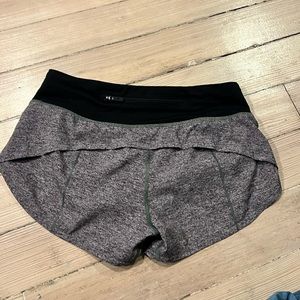 lulu lemon 2.5” shorts